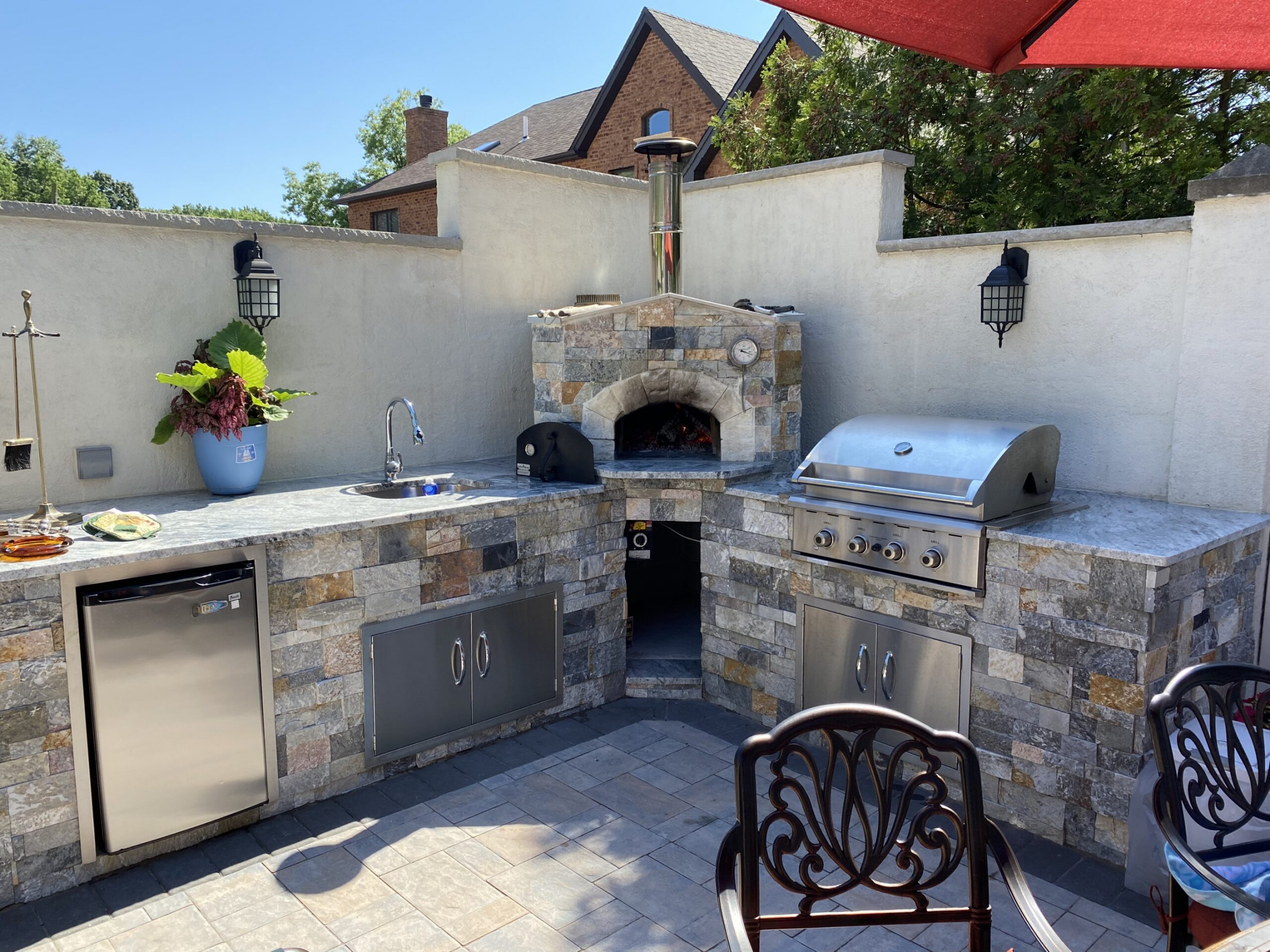 Outdoor Kitchen Ideas With A Wood Fired Pizza Oven - Forno