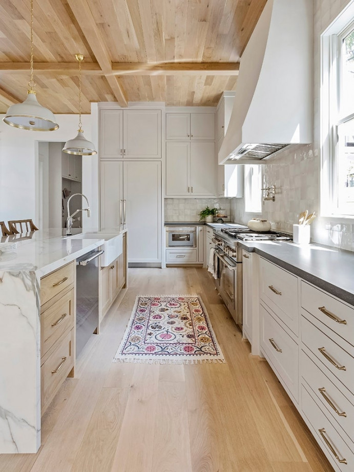 Antique White Kitchen Cabinets Give Any Home Farmhouse Vibes