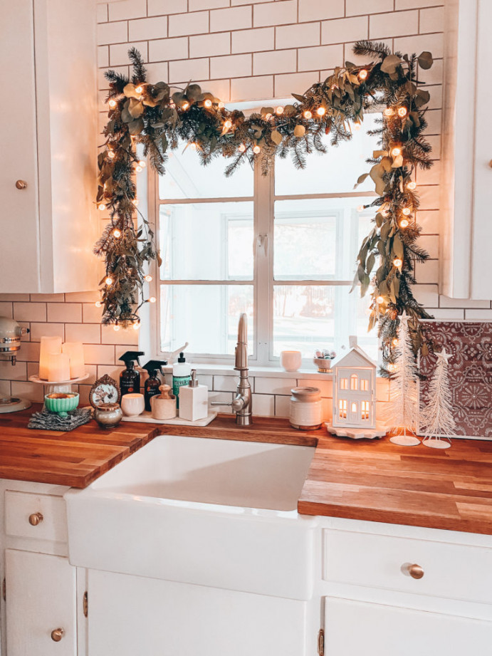 CHRISTMAS GARLAND, TREE AND OTHER HOLIDAY DÉCOR IN OUR KITCHEN