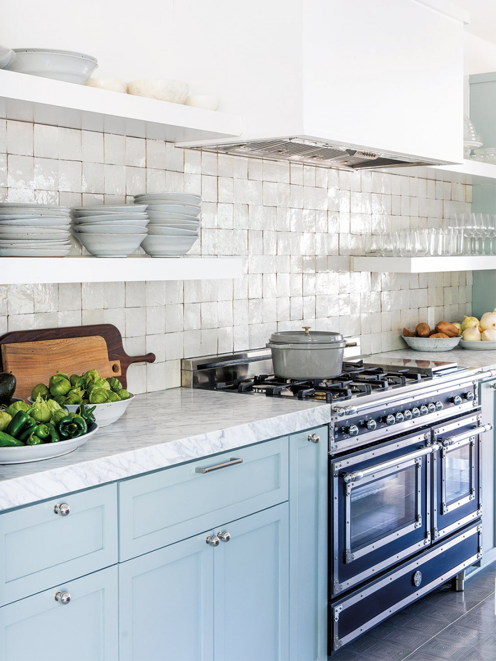 More and More Designers Are Putting Flush Outlets in Their Kitchens