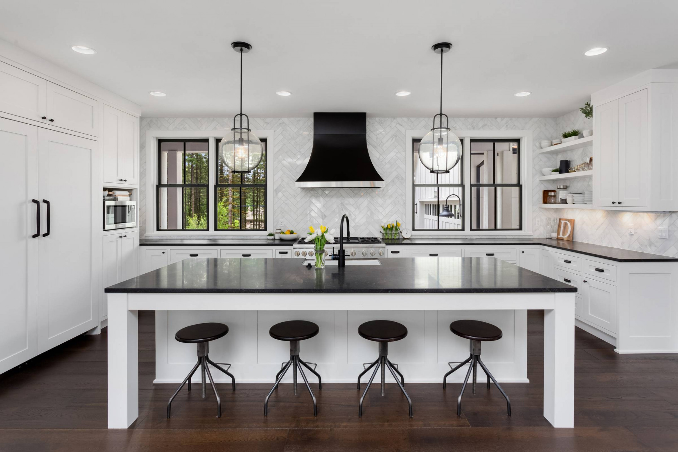 White kitchen cabinets with black countertops ▷ Walls and floor