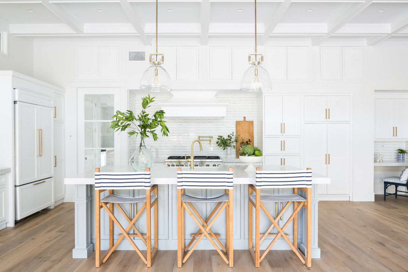 Coastal Kitchen Ideas to Make Mealtime a Breeze