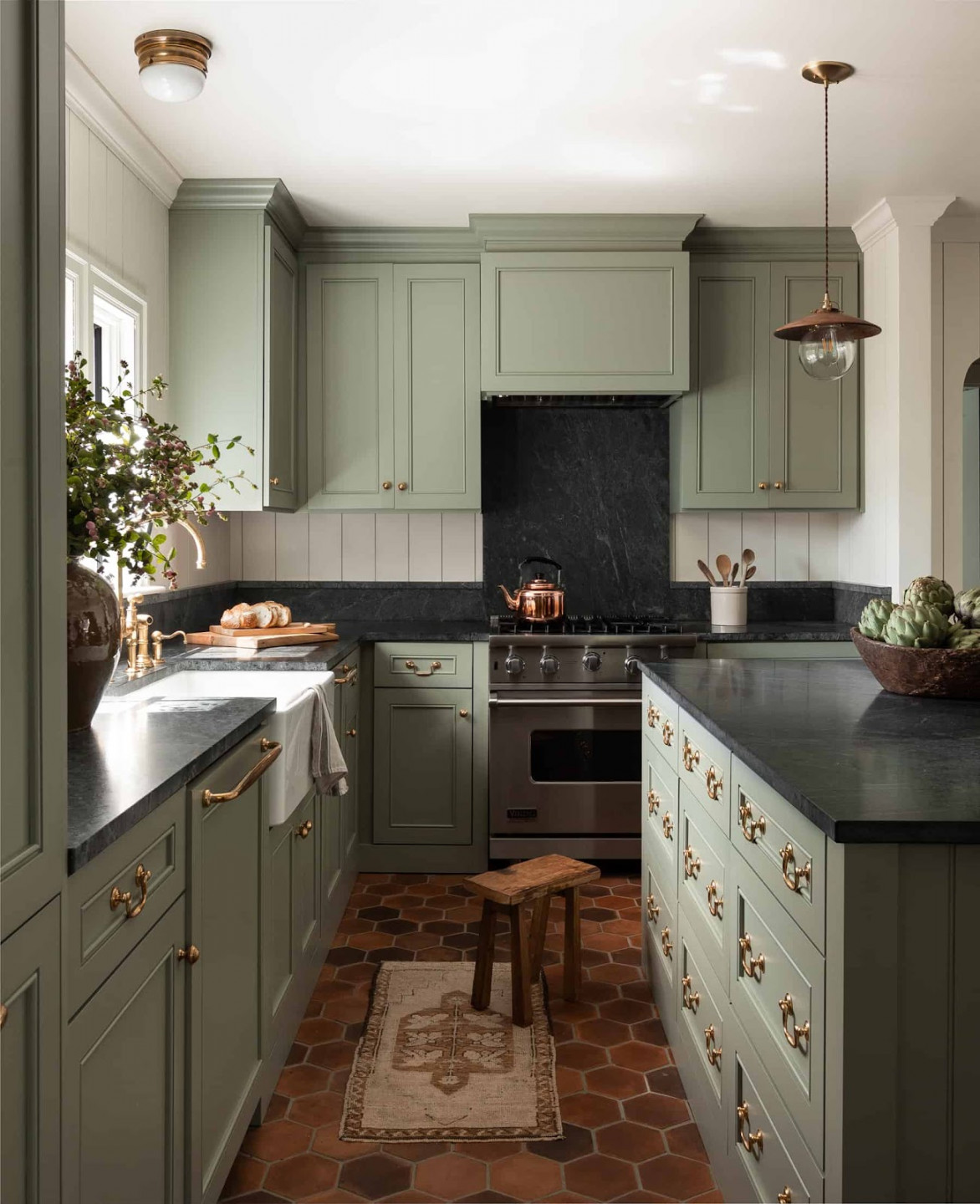 Dark Countertop Kitchens that Convinced Us to Put Them in Our Home -