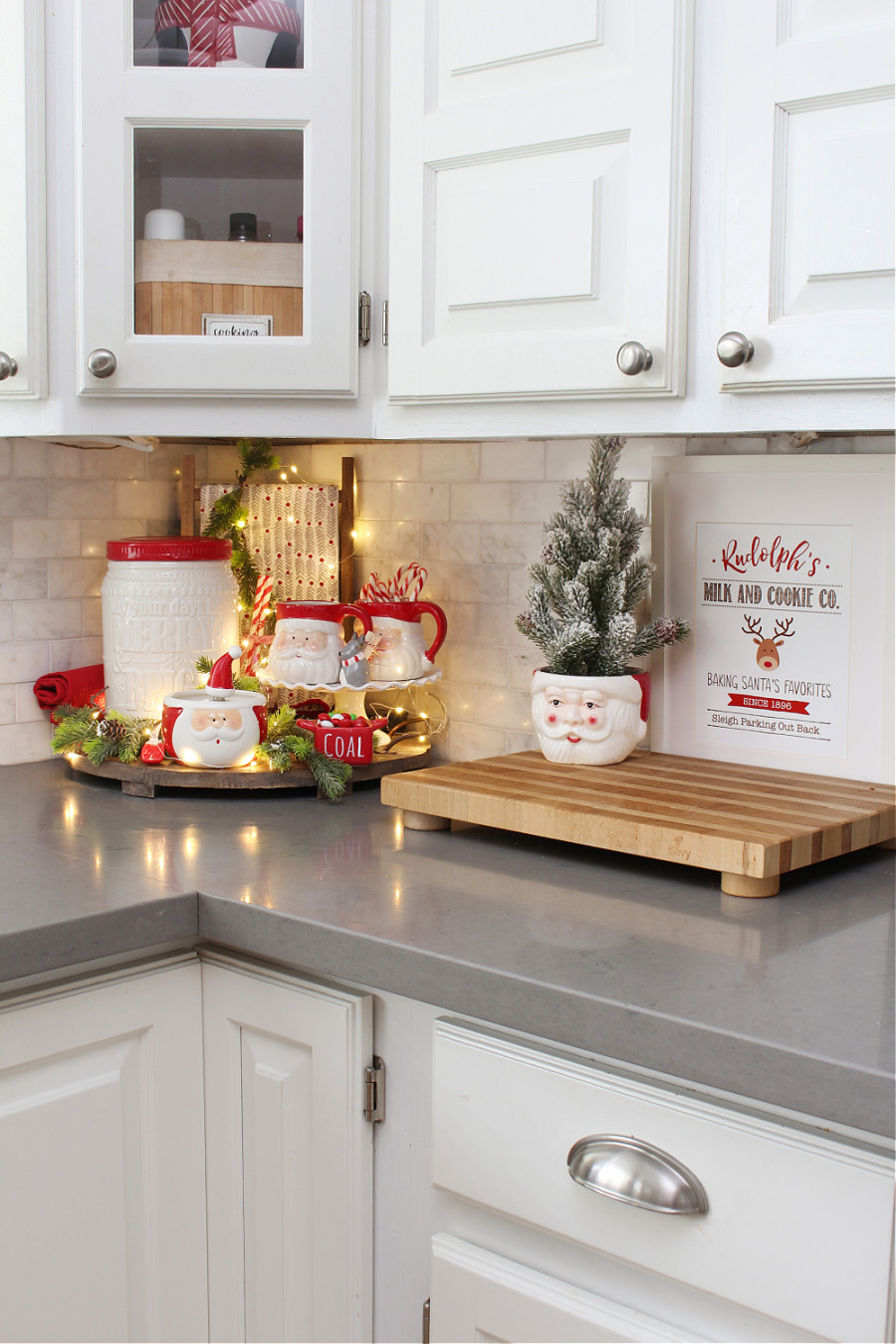 Festive Red and White Christmas Kitchen Decor Ideas - Clean and