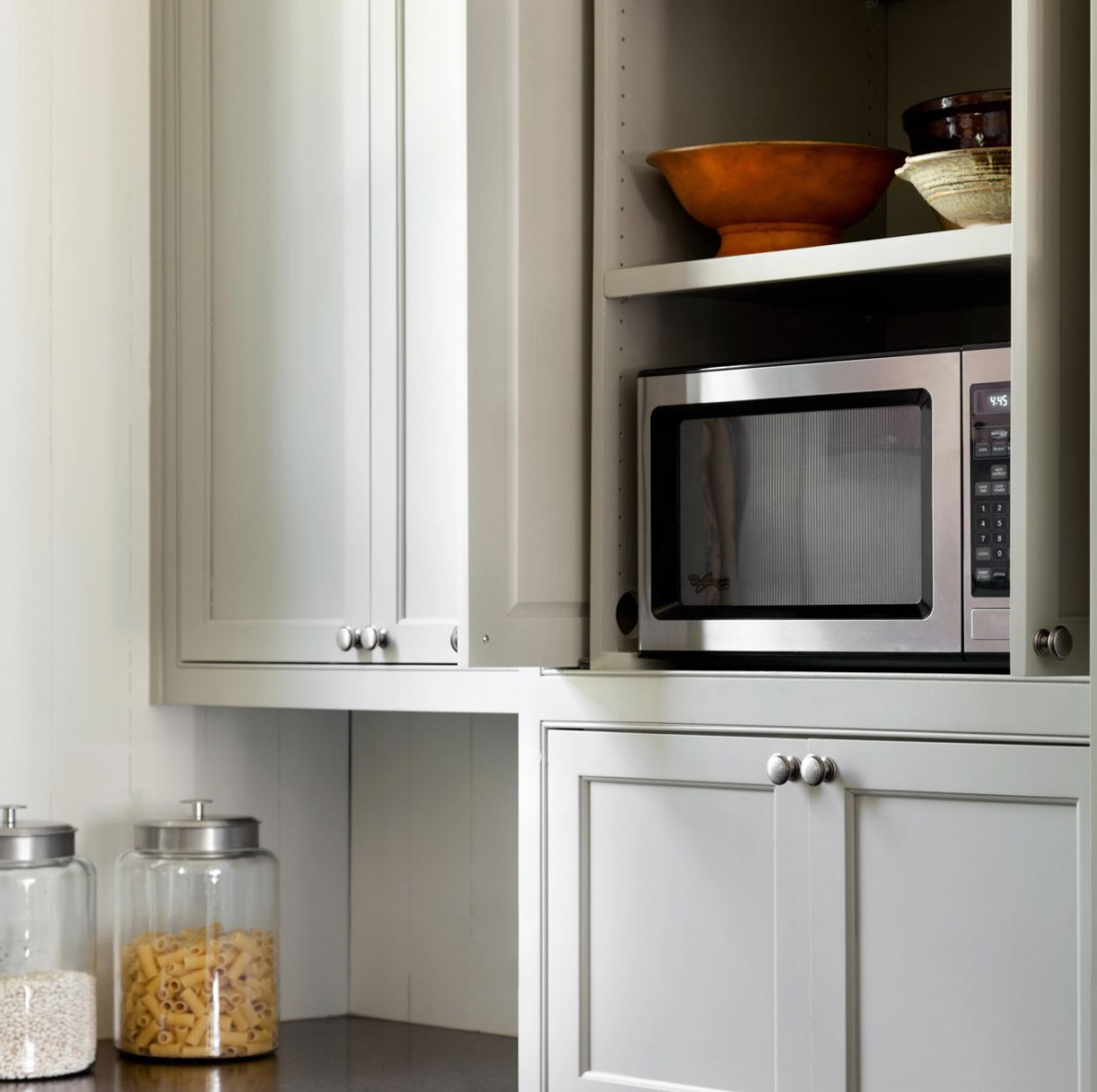 Space-Saving Ways to Integrate a Microwave in the Kitchen