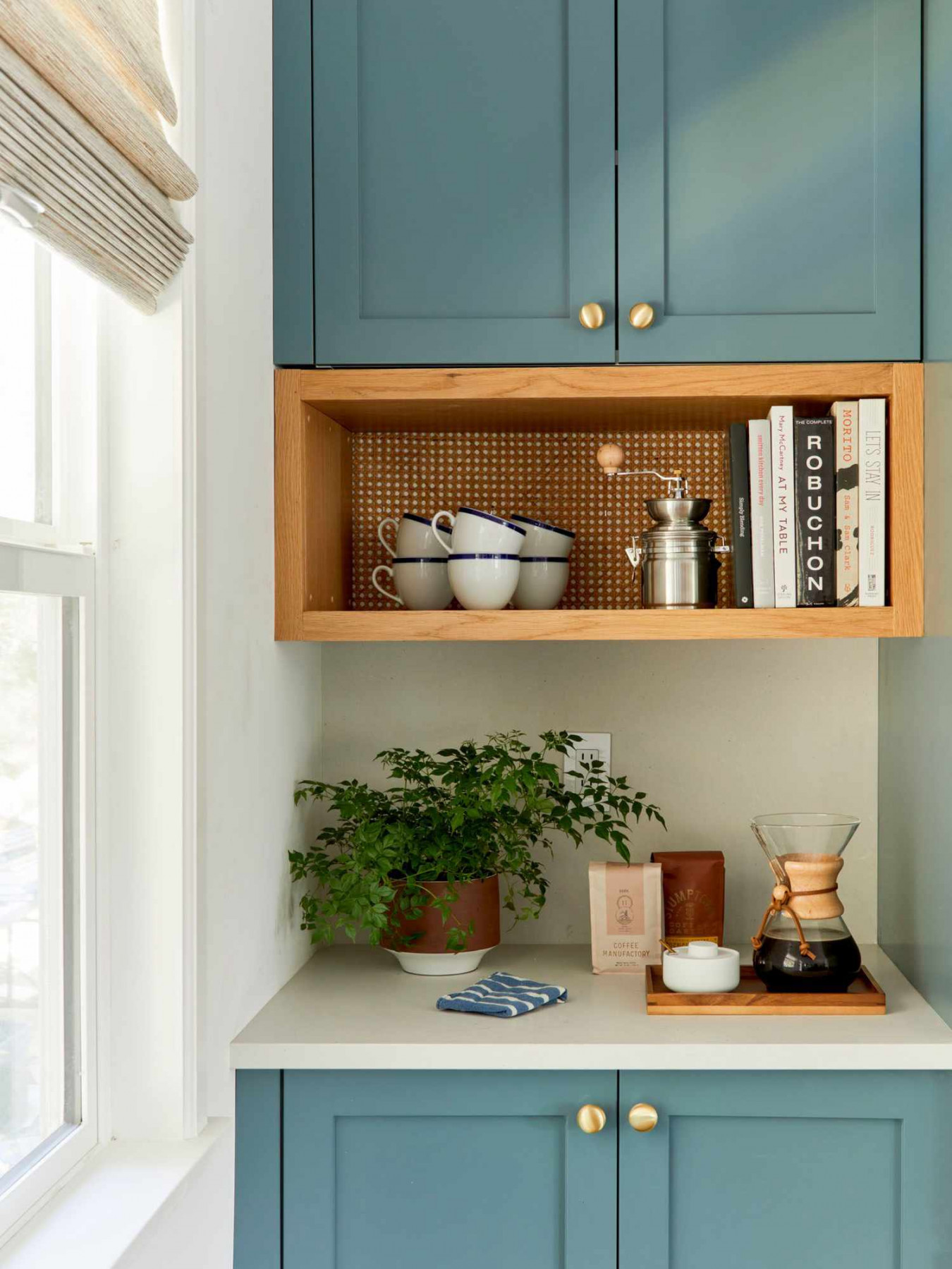 Stylish Cookbook Display and Storage Ideas