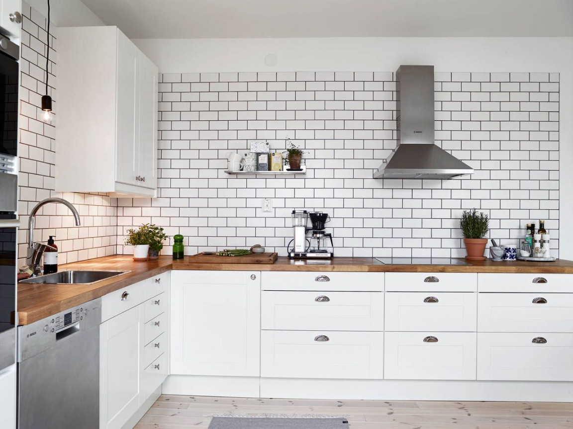 A white tiles, black grout kind of kitchen (COCO LAPINE DESIGN