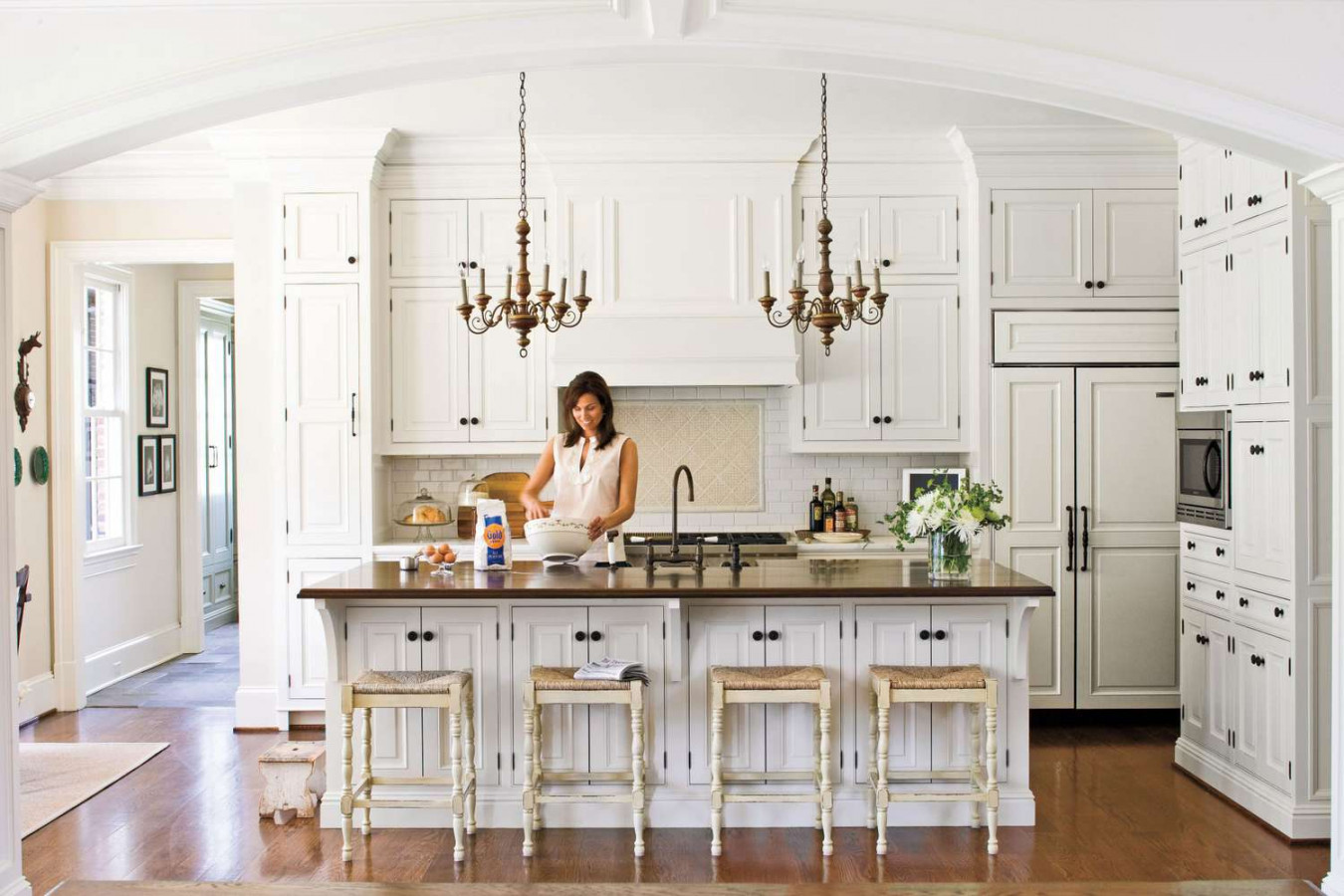 Crisp & Classic White Kitchen Cabinets