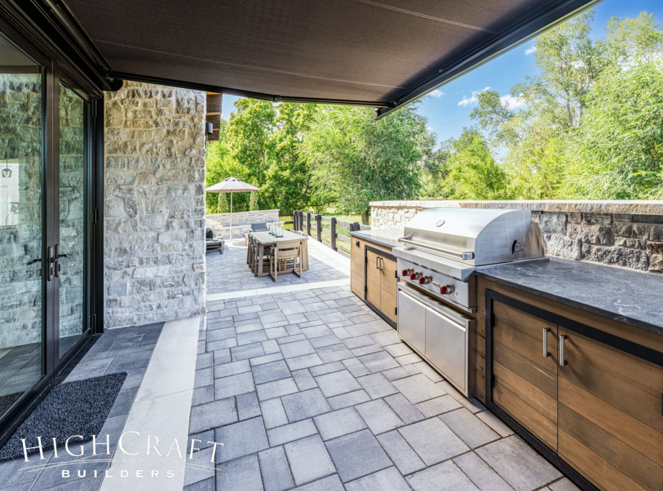 Outdoor Kitchens with Built-in Barbeques