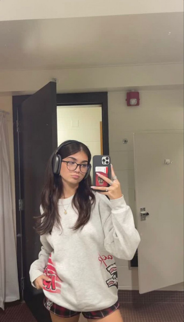 airpods max mirror selfie in   Headphone outfit, Outfits, Fashion