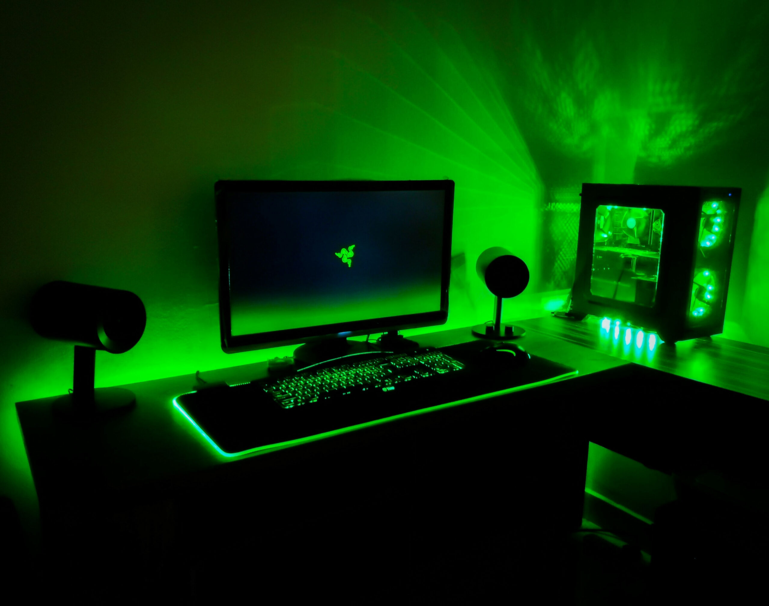 Budget Gaming RAZER Desk Setup  Gaming setup, Gaming room setup