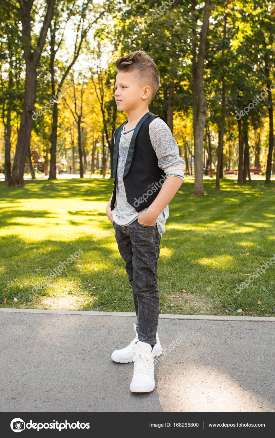 Fashion Kids Boy in Freizeitkleidung spazieren durch den Park und