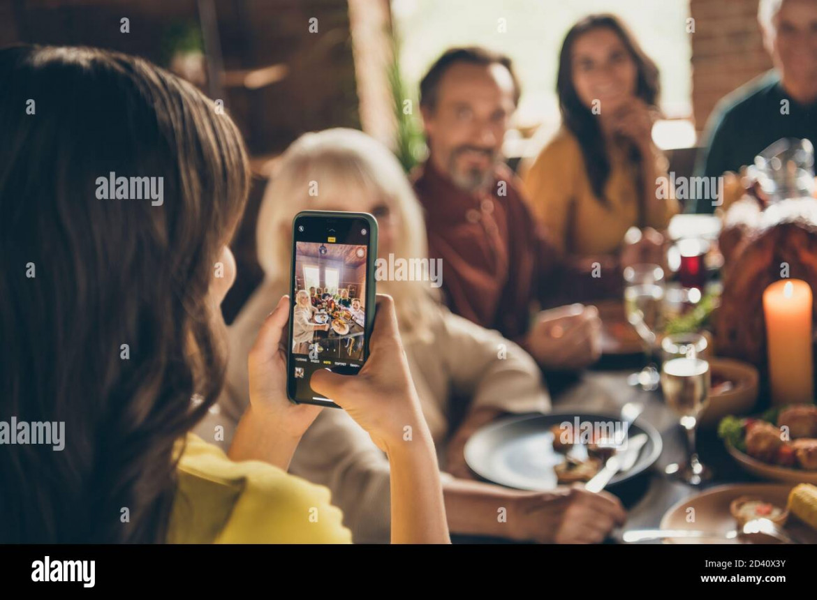 Foto der ganzen Familie sammeln kleine Tochter halten Telefon