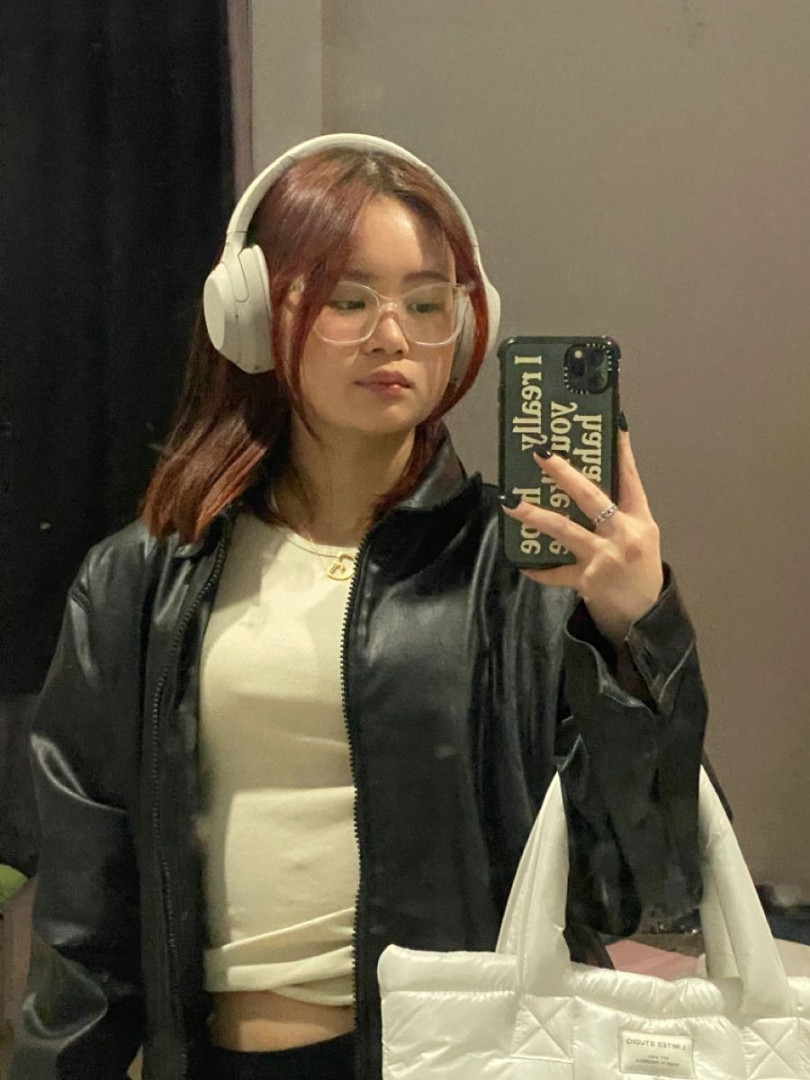 sony headphones  Headphone outfit, Cute headphones, Cute selfie ideas